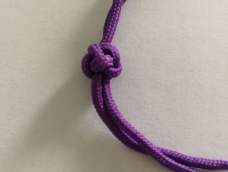 最传统的双线纽扣结，常用在手链和收尾时