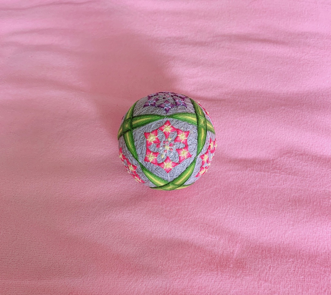 喜欢这个球好久了 终于绣了 练习纺锤和结粒绣