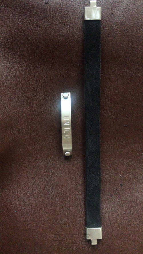 铆钉镶银工艺皮手环 第6步