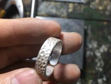 很简单的一款锤纹戒指/指环