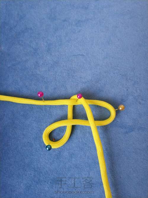 四叶草绳结 第1步