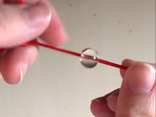 在我们编绳过程中经常会遇到粗线需要穿珠子的情况，下面小柒就介绍一个简单的方法。