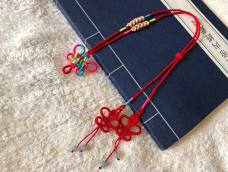 这个项链绳在佩戴的时候桃花结部分会翻过来，下次编织时试试攀缘结之后就编织桃花结。