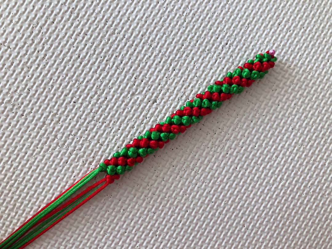 柒最近用新学的蛇结柱做了个圣诞节花环，这样就又重新找教程学习了蝴蝶结和树叶、铃铛的编法，图文介绍也会陆续发上来。
有不明白的地方麻烦留言，柒会改正！谢谢