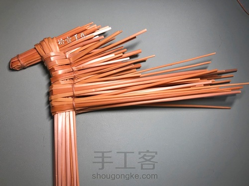 扎马记｜用小麦秆扎出一匹奔放的马儿 第6步