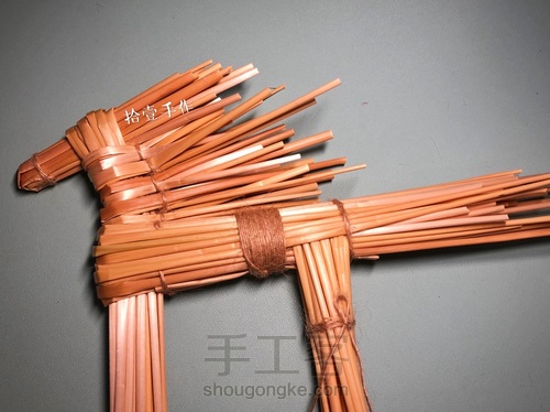 扎马记｜用小麦秆扎出一匹奔放的马儿 第7步