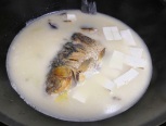 鲫鱼豆腐汤，汤白且鲜，制作方法也超级简单