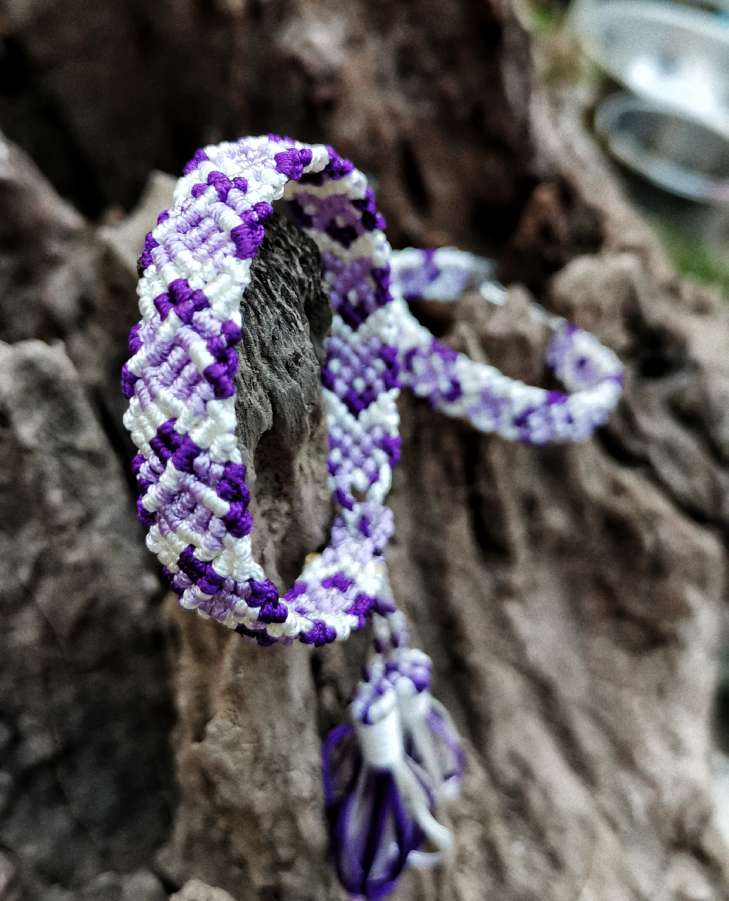 根据走线图做的教程，成品让我想到了紫罗兰花，故取名为“紫罗兰手链”。