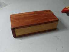 朋友叫做一个木质电子烟盒子，设计是外国人的，非常巧妙。