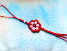 这个六瓣花挂件全是用的金刚结，编织起来非常简单。