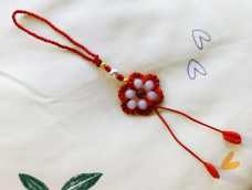 这是用另一种方法编织的六瓣花挂件，用到蛇结，雀头结，凤尾结。