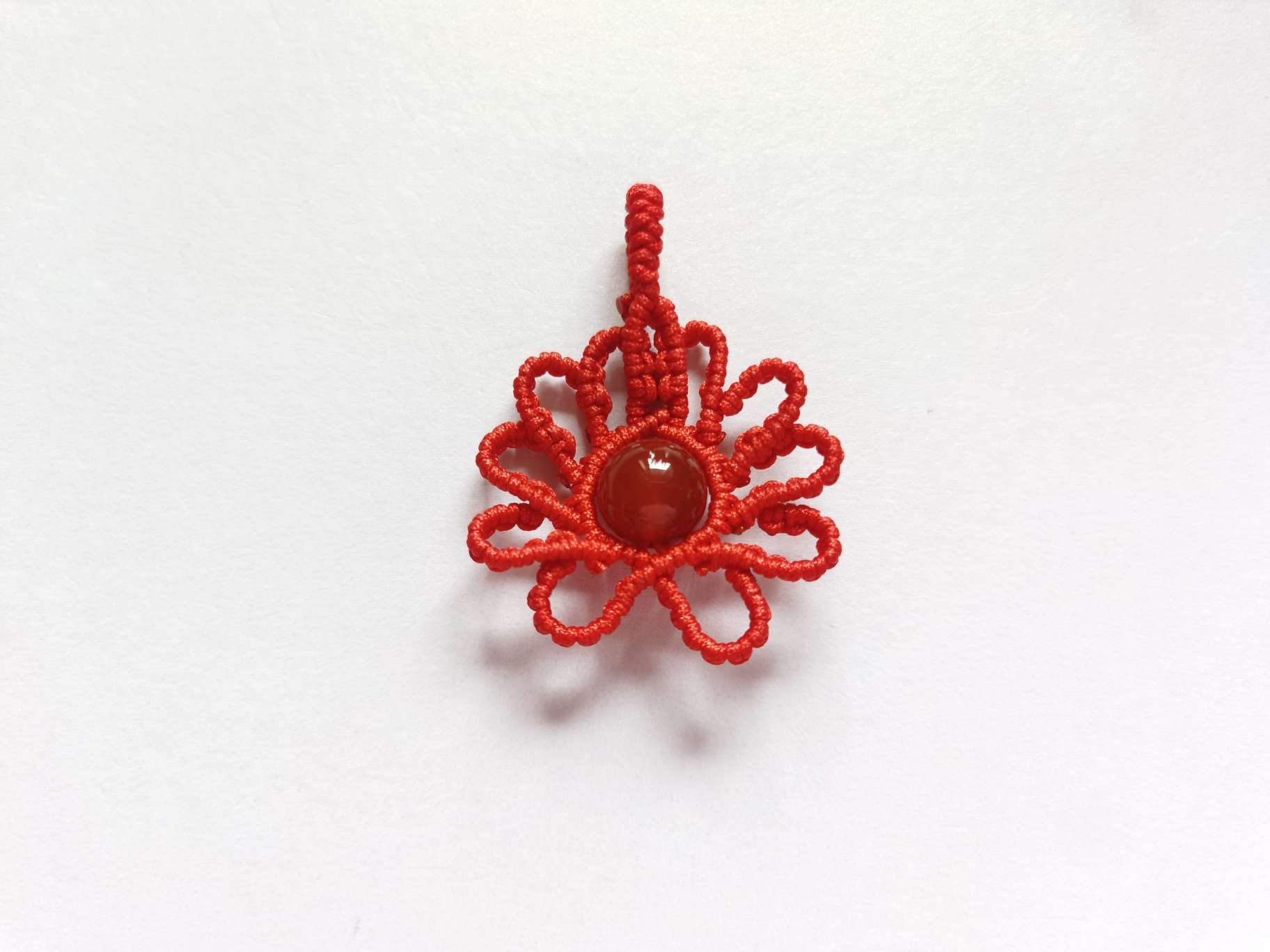 这个小花吊坠的花心可以使用任何尺寸的珠子，花瓣的挂线根据珠子的大小来决定。