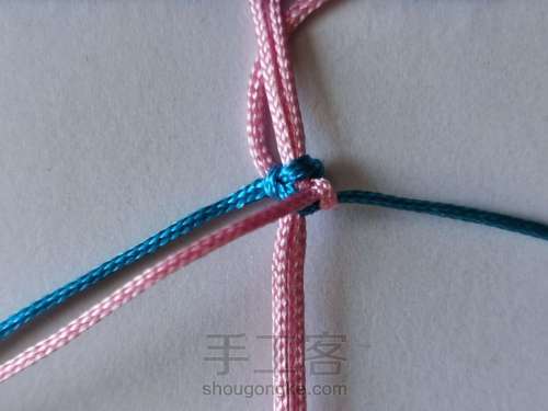 粉蓝色平结加线手链 第3步