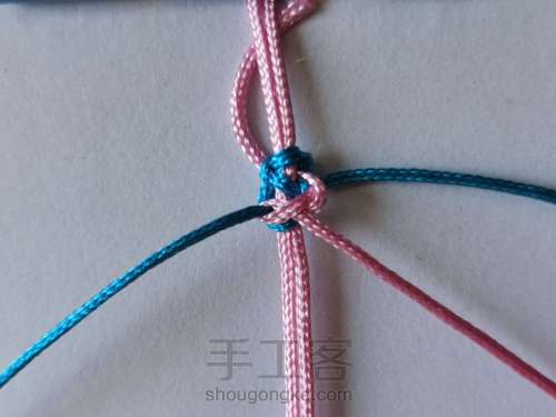 粉蓝色平结加线手链 第5步