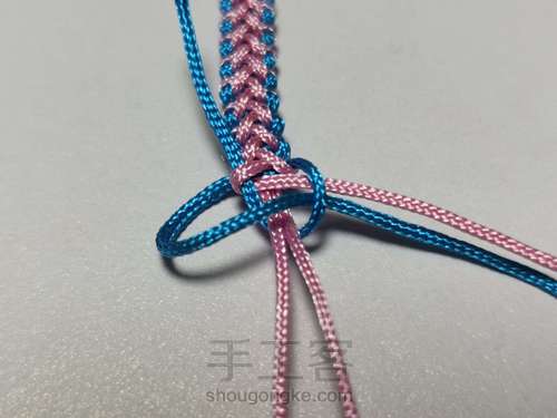 粉蓝色平结加线手链 第6步