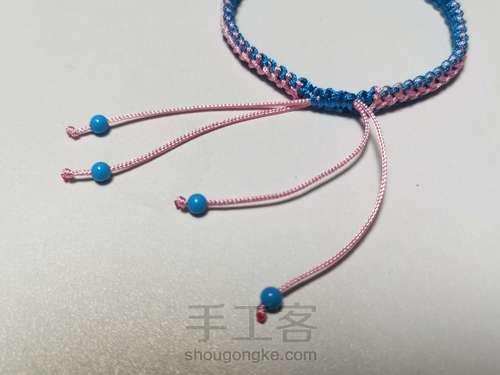 粉蓝色平结加线手链 第8步