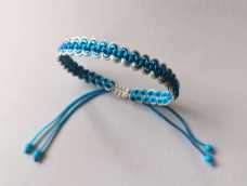 这是一款用平结编织而成的手链，“平步青云、青云直上”就是这个手链的寓意。