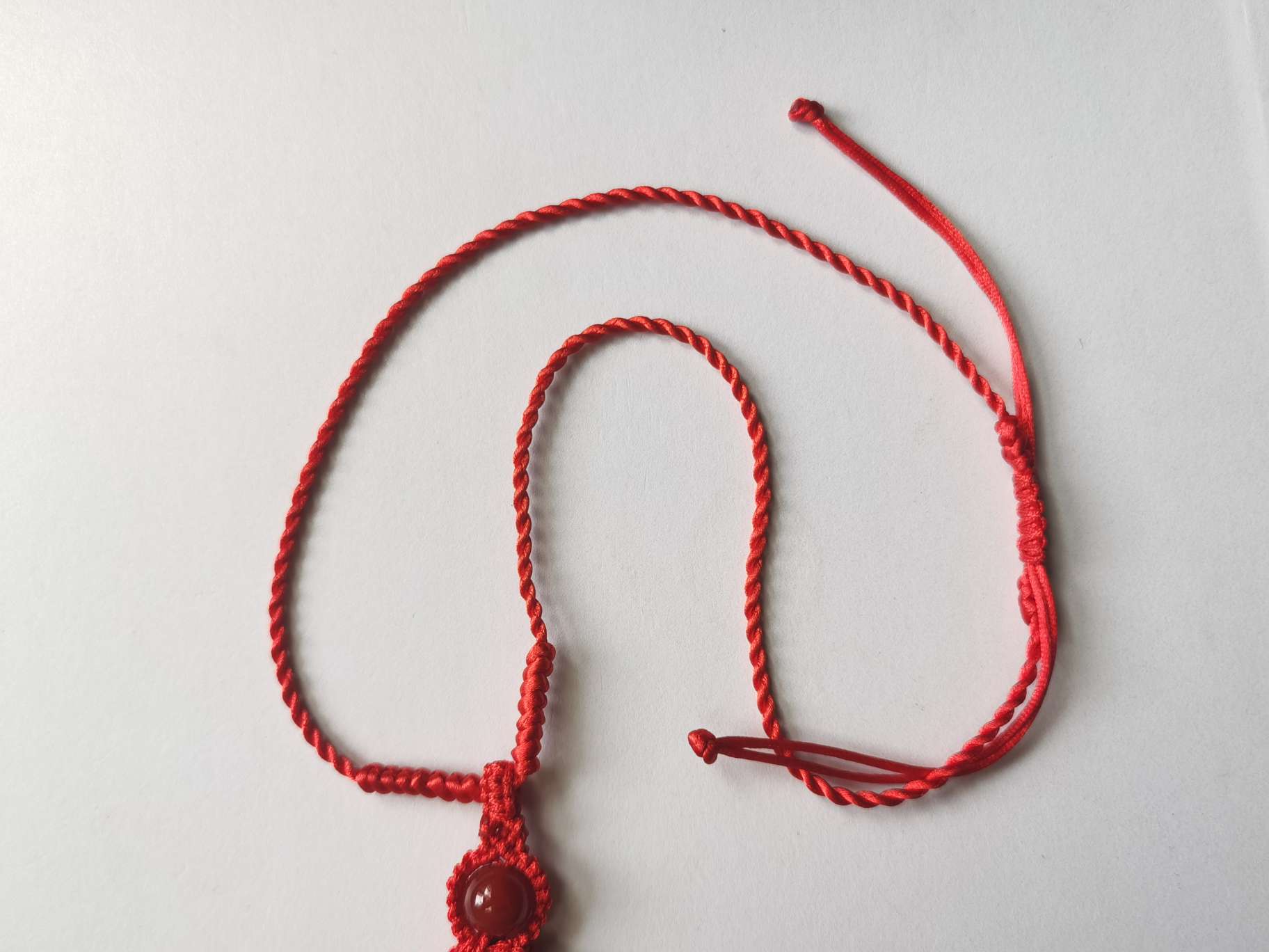 这是一款非常简单的项链绳，用到3种基础绳结，金刚结、平结和二股辫。