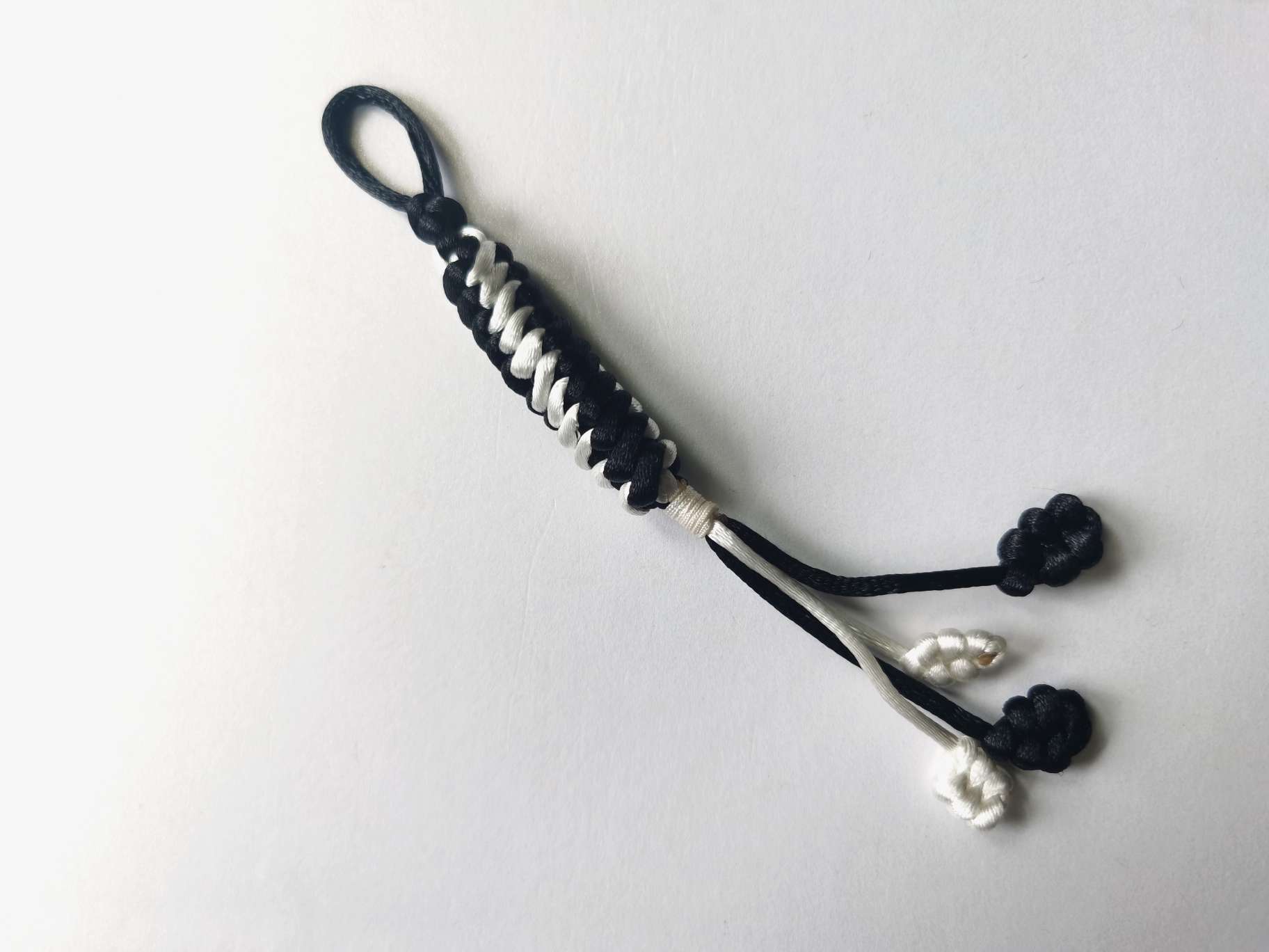 此钥匙扣挂件由玉米结编织而成。
“玉米结”外形形式玉米，有节节高升的寓意。