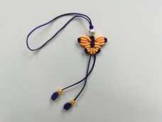 此款小蝴蝶挂件是用斜卷结平结和凤尾结编织而成。