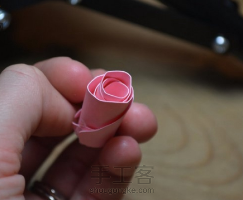 纸玫瑰花简单的手工制作方法 第4步