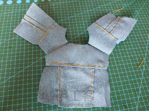 小布牛仔上衣 第4步