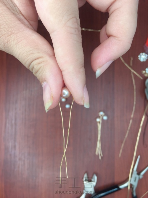 手工绕线珍珠花朵开口戒指教程 第4步