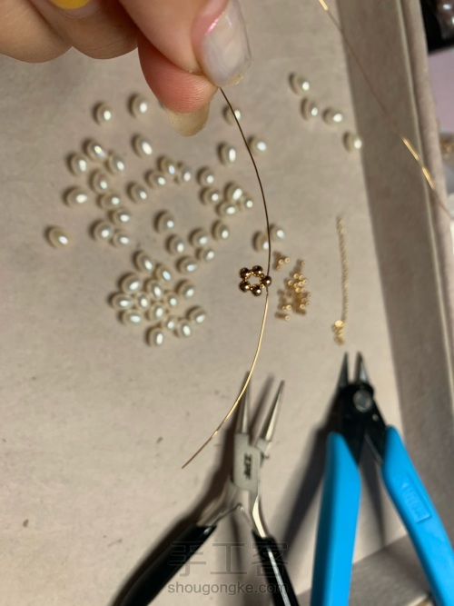 手工绕线珍珠花朵耳环教程 第4步