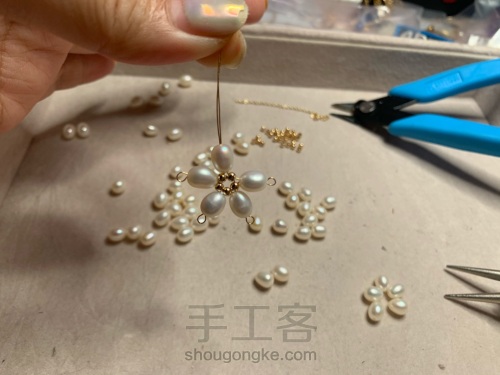 手工绕线珍珠花朵耳环教程 第10步