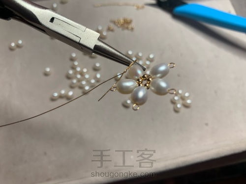 手工绕线珍珠花朵耳环教程 第11步