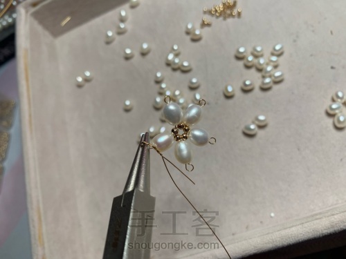 手工绕线珍珠花朵耳环教程 第12步