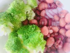 今天分享一道时令菜吧，这个菜别名叫凉拌花椰红豆，它被称为“天赐的良药”
