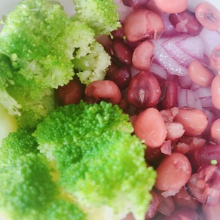 今天分享一道时令菜吧，这个菜别名叫凉拌花椰红豆，它被称为“天赐的良药”