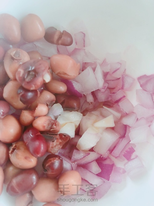 今天分享一道时令菜吧，这个菜别名叫凉拌花椰红豆，它被称为“天赐的良药” 第2步
