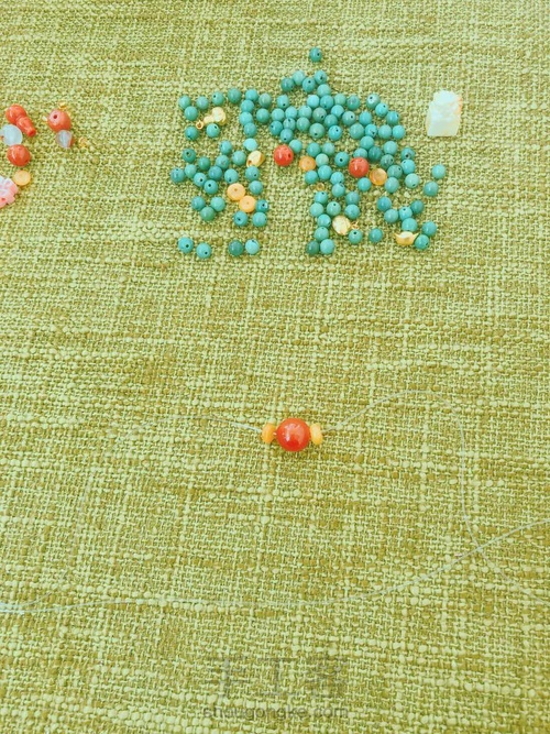 与白衣服巨搭的绿松手串 第1步