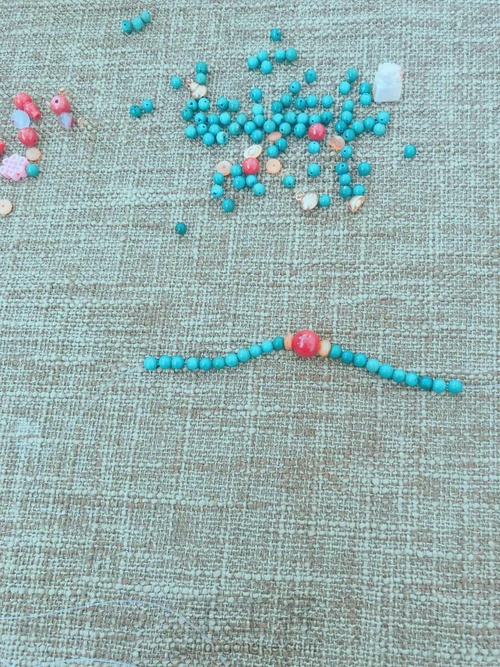 与白衣服巨搭的绿松手串 第2步