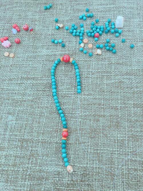 与白衣服巨搭的绿松手串 第3步