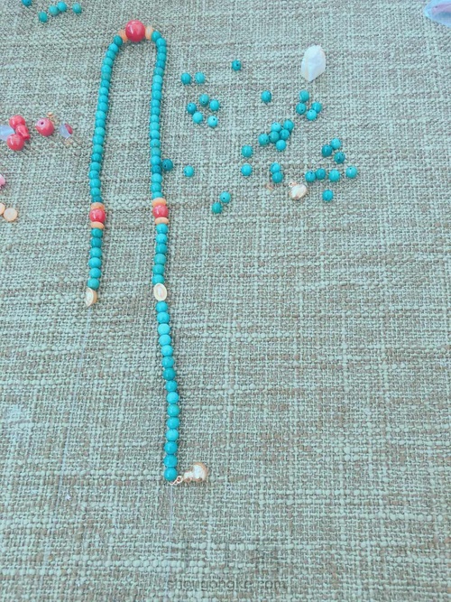 与白衣服巨搭的绿松手串 第4步