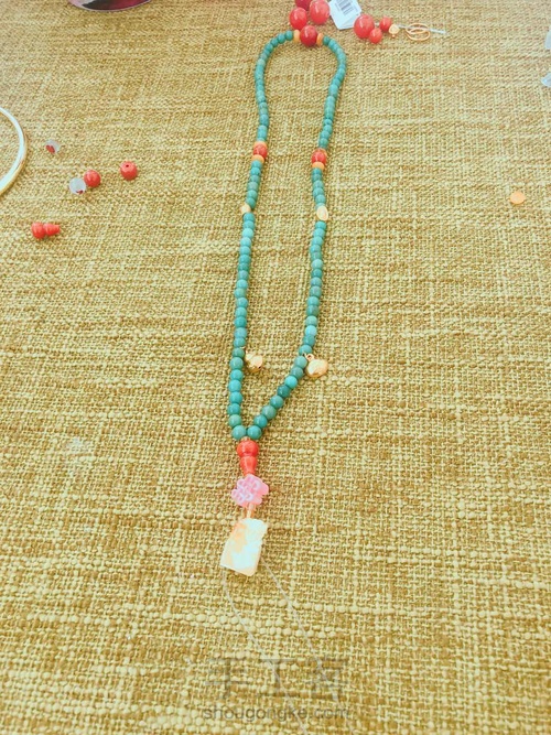 与白衣服巨搭的绿松手串 第8步