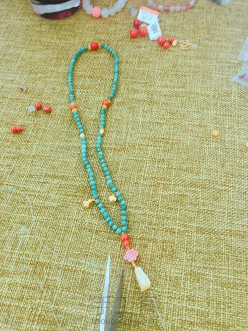 与白衣服巨搭的绿松手串 第9步