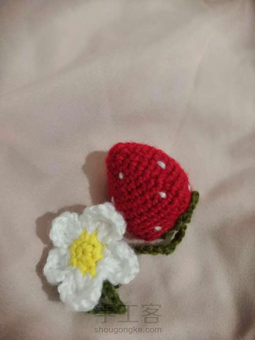 草莓挂饰编织 第3步