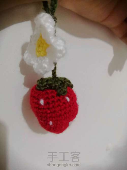 草莓挂饰编织 第6步
