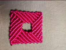 斜卷结编织的方块，爱好编织的都能学会，用71#，72#玉线编，中间穿上小珠子，可做耳环，毛衣链，喜欢的动手做起来。