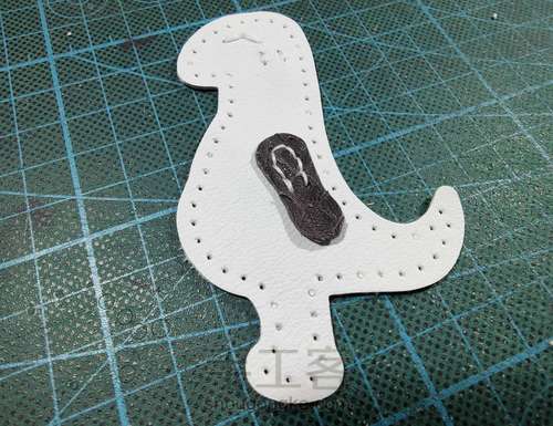 小恐龙挂件包包配饰制作过程【融本皮革】 第3步