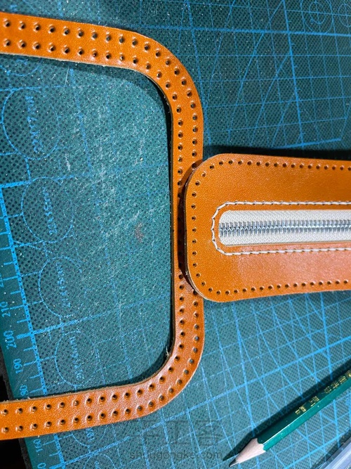 融本牛皮工具袋学生笔袋贝壳形铅笔袋教程 第6步