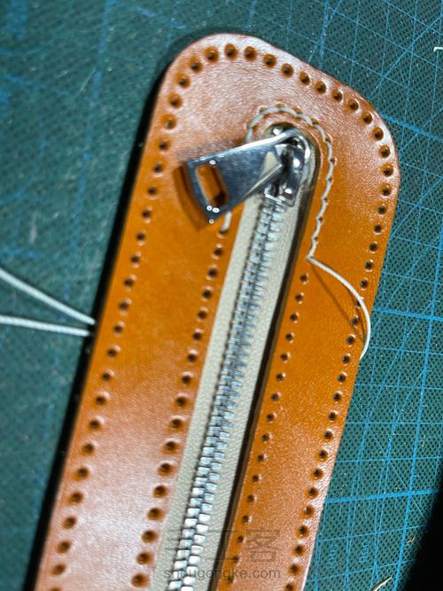 融本牛皮工具袋学生笔袋贝壳形铅笔袋教程 第13步