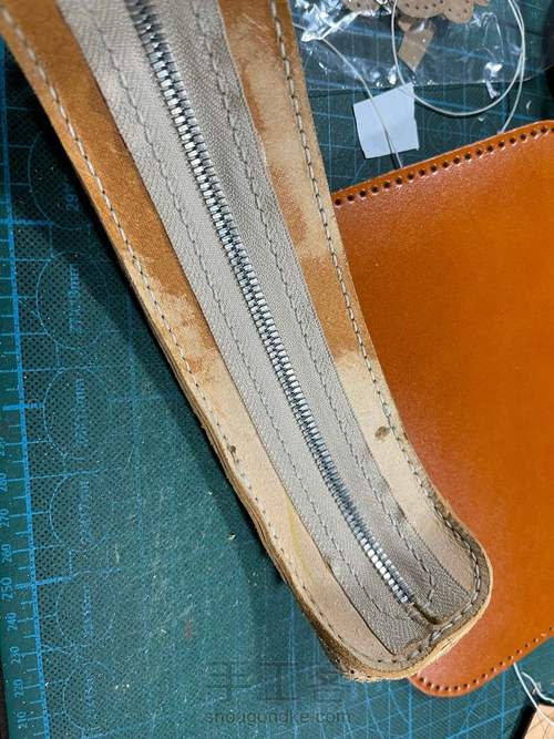 融本牛皮工具袋学生笔袋贝壳形铅笔袋教程 第27步