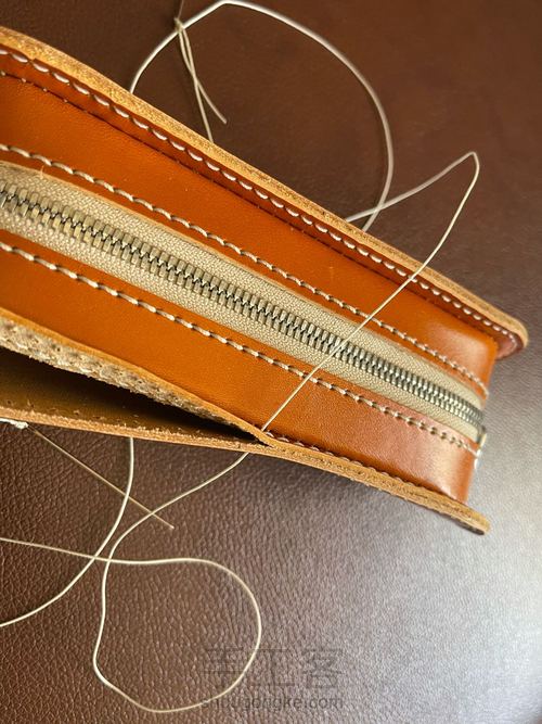 融本牛皮工具袋学生笔袋贝壳形铅笔袋教程 第28步