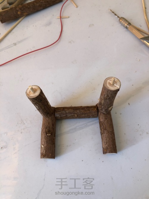 今天教同学们如何用树枝做一个复古的小木凳 第3步