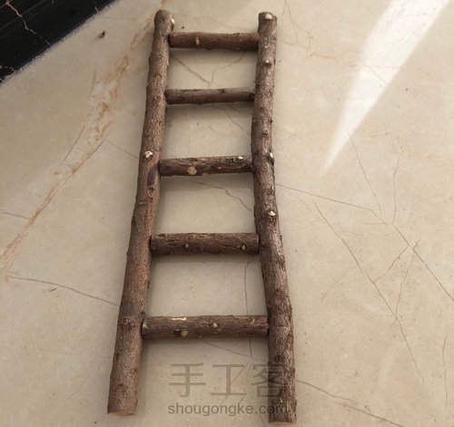 如何用路边树枝做一个创意小楼梯 第3步